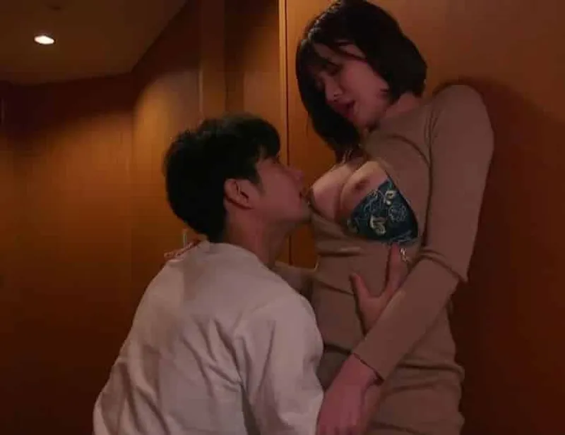 Bí mật hẹn hò với cô gái xinh đẹp nắc giỏi hơn cả người yêu